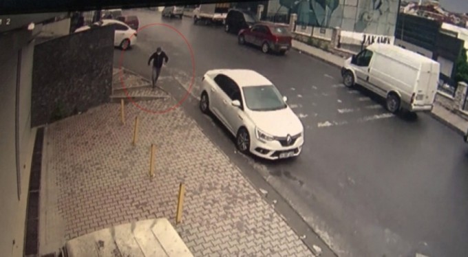 Rampada kayan aracın altında kalmaktan kıl payı kurtuldu