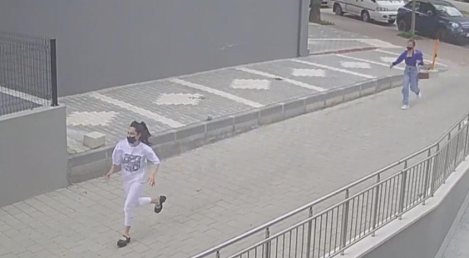 Kızlar telefonlarını çalan kapkaççıyı böyle kovaladı