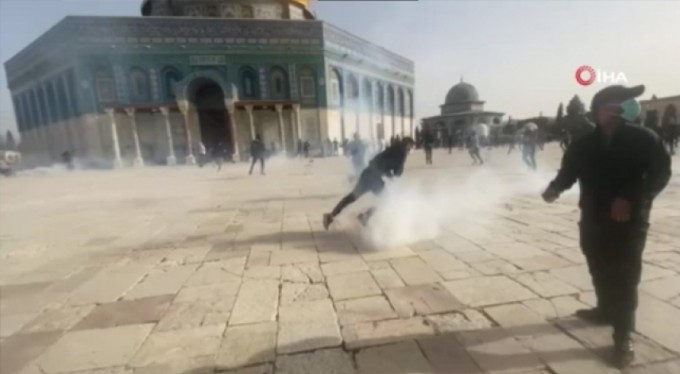 Zalim İsrail yine Mescid-i Aksa'ya saldırdı, 300 yaralı
