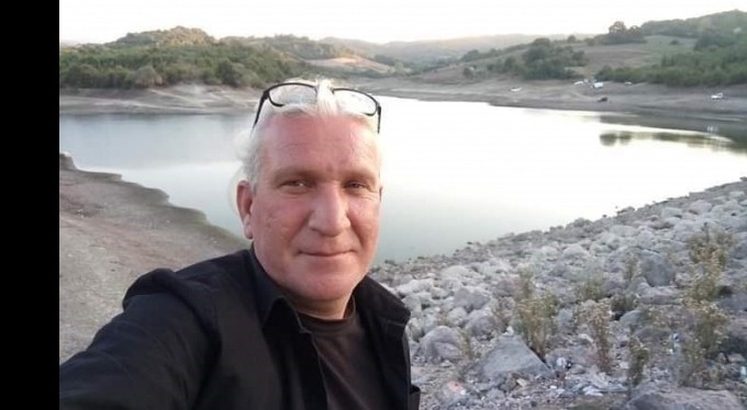 İşe gelmeyen arkadaşını evinde ölü buldu