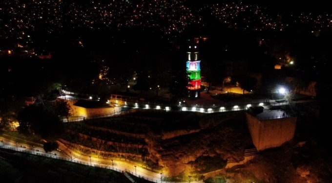 Saat kulesi Filistin Bayrağı'yla bezendi