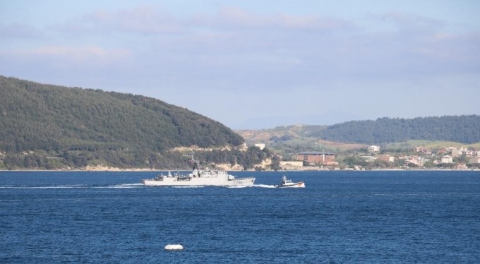 Fransız savaş gemisi Çanakkale Boğazı'ndan geçti