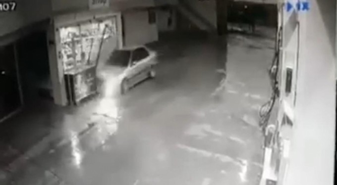 Otomobil benzinlikteki markete böyle daldı