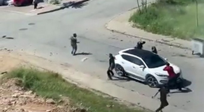 Güpegündüz sokak ortasında silahlı kavga