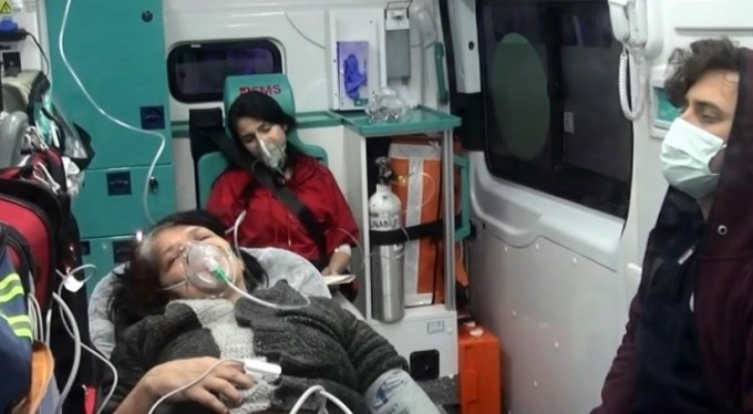 &nbsp;Elektrik kontağından çıkan yangın 5 kişiyi hastanelik etti