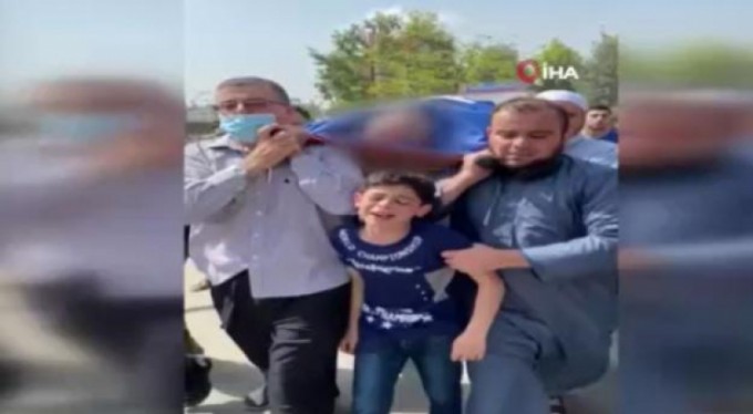 Filistinli çocuğun ölen babasına vedası yürekleri burktu