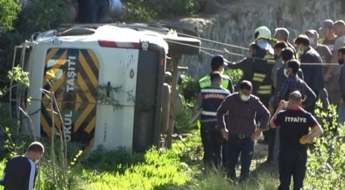Minibüs şarampole yuvarlandı: 2'si ağır 16 yaralı