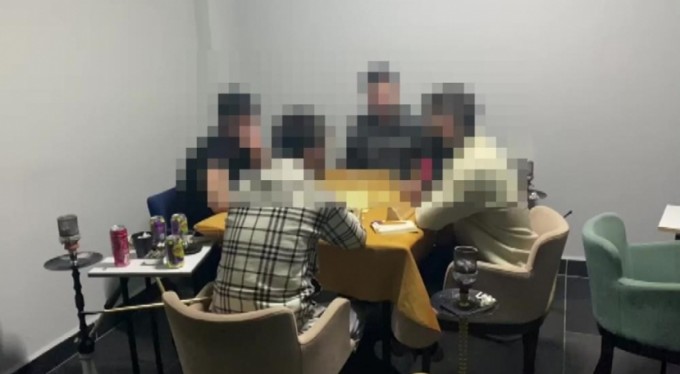 Polis baskınına rağmen rahatlarını bozup oyunu bırakmadılar