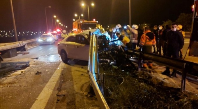 Otomobil bariyerlere ok gibi saplandı, sürücü öldü