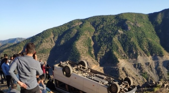Takla atan minibüsten yara almadan kurtuldular