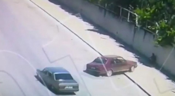 Ecel, kaldırımda yakaladı, o anlar kamerada