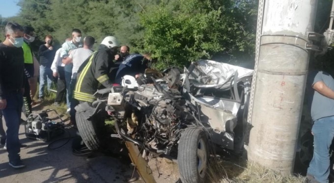 Elektrik direğine çarpan otomobil hurdaya döndü: 1 ölü, 1 yaralı