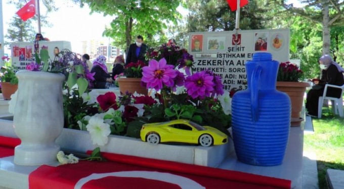 Şehit babasının kabrine en sevdiği oyuncağını bıraktı