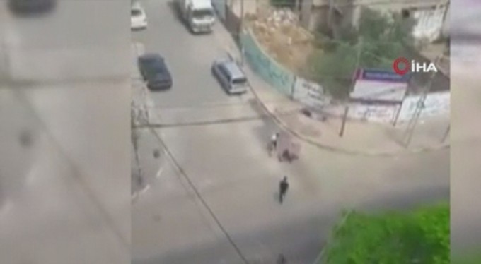 İsrail, yaralılara yardım eden sivilleri vurdu