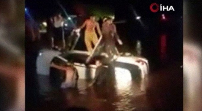 Pakistan'da, araç kanala yuvarlandı: 11 ölü