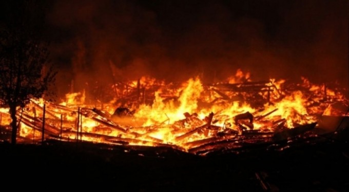 İki katlı ahşap bina küle döndü