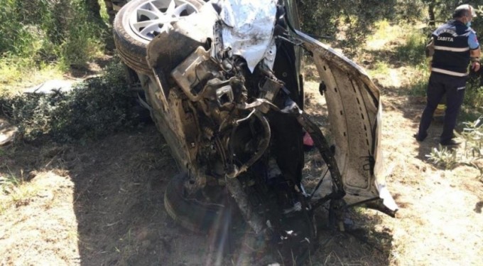 Araç zeytinliğe uçtu, sürücü camdan fırladı