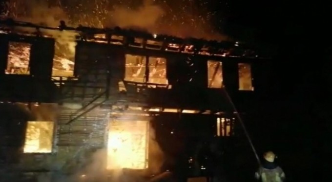 Ahşap ev cayır cayır yandı