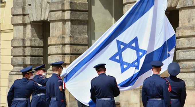 Çekya da zulme destek verdi, kaleye İsrail bayrağı astı