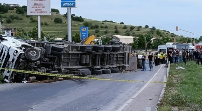Ecel kaldırımda yakaladı; 2 ölü, 5 yaralı
