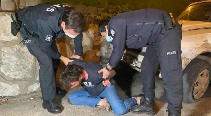 Boş yolda duvara çarptı, polisi çileden çıkarttı