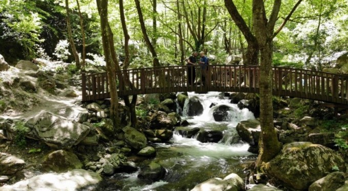 Bursa'da tabiat harikası yer mest ediyor