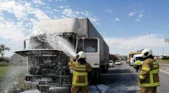 Bursa'ya gelen seyir halindeki TIR yandı