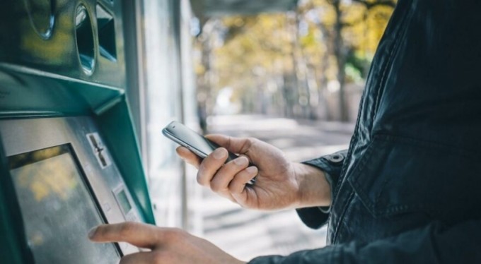 Eşinin maaşına el koyan koca şimdi yandı