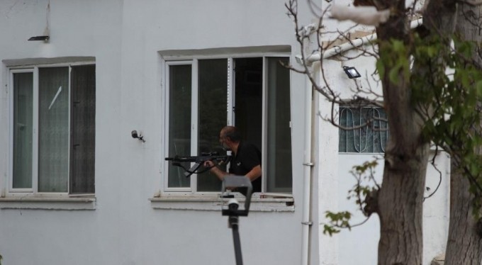 Silahlı şahıs polis ekiplerini uzun süre uğraştırdı