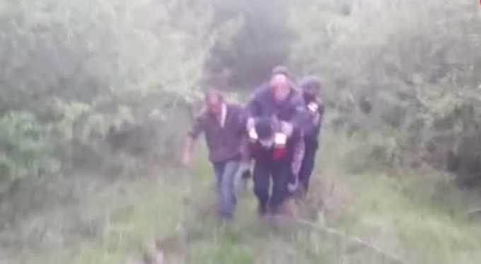 Jandarma, yaşlı kadını sırtta taşıyarak kurtardı