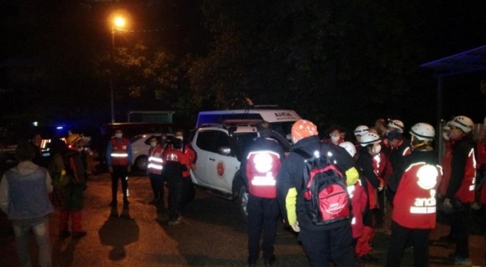 300 kişilik ekip kayıp paraşütçü için seferber oldu