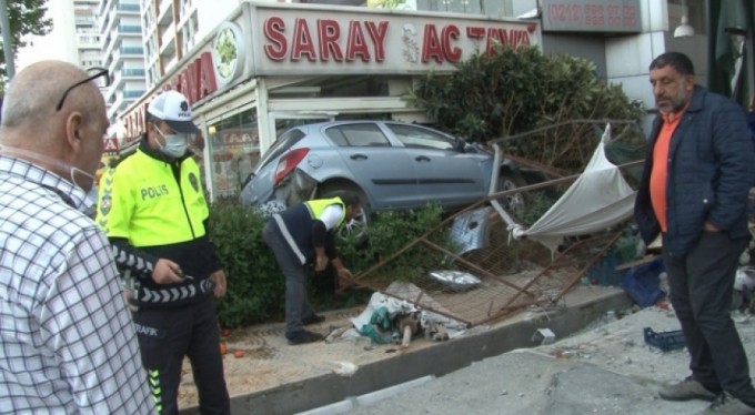 Kontrolden çıkan otomobil önce manava sonra restorana girdi