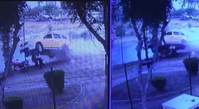 Taksi nehir kenarındaki iki kişinin üzerine böyle düştü