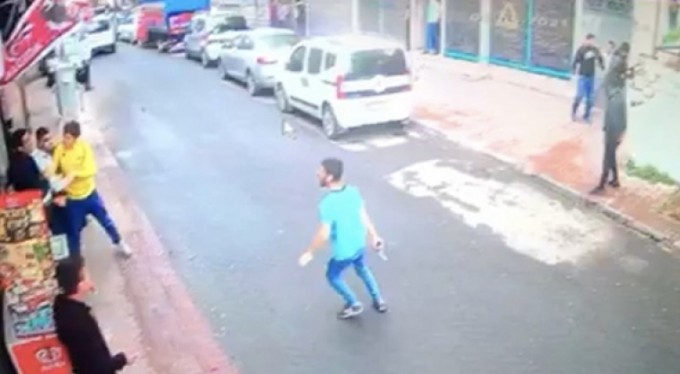 Kafa atan şahsa kurşun yağdırdı