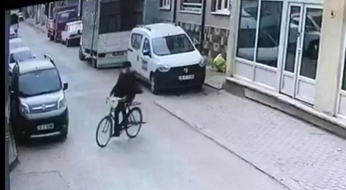 Apartmanı didik didik aradı, bisikleti çalıp böyle gitti
