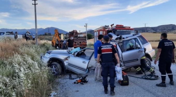 Beton elektrik direğini 3'e bölen lüks cip 2'ye ayrıldı: 2 ölü