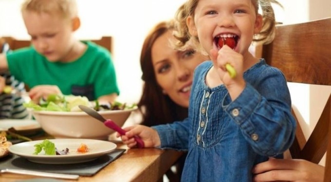 &nbsp;Çocuklarınızı sağlıklı beslemesini istiyorsanız, önce siz tüketin