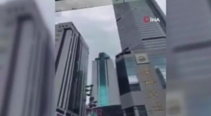 Çin'de sallanan 355 metrelik gökdelen korkuttu