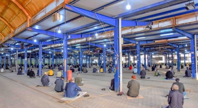 Karacabey'de pazar yeri pandemide açık hava mescidine döndü