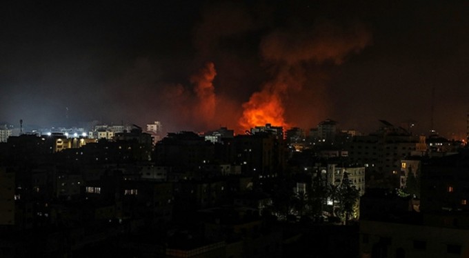 Gazze, gece gündüz demeden bombalanıyor
