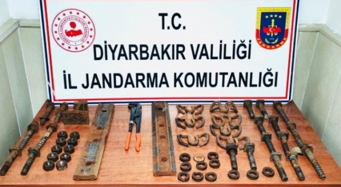 Rayların kilidini çaldılar, ya tren geçseydi...