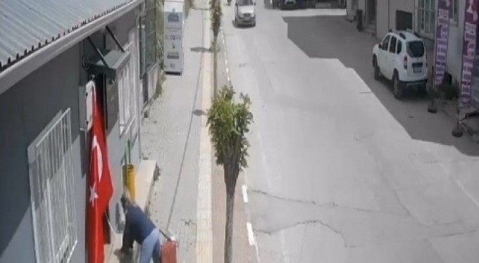 Kadın muhtar düştü; ama  bayrağı düşürmedi