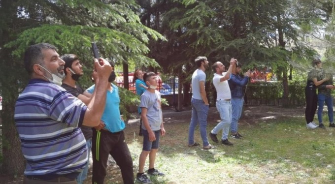 Korkutan yangında, onlar fotoğraf derdine düştü