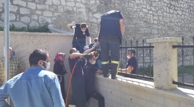 Okul duvarından atlarken kolu demirlere saplandı