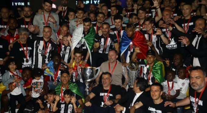 Şampiyon Beşiktaş kupasını aldı