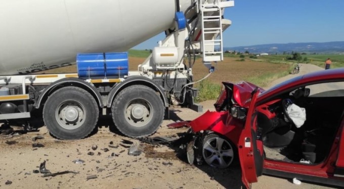 Otomobil, beton mikseriyle çarpıştı; 2yaralı