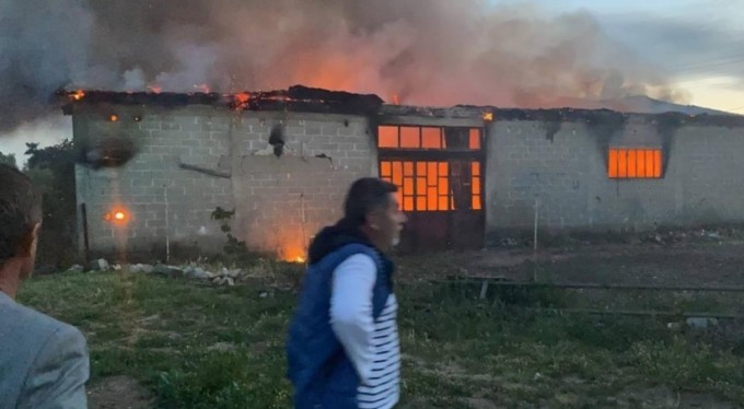 Ekmek teknesinin yanmasını gözyaşlarıyla izledi