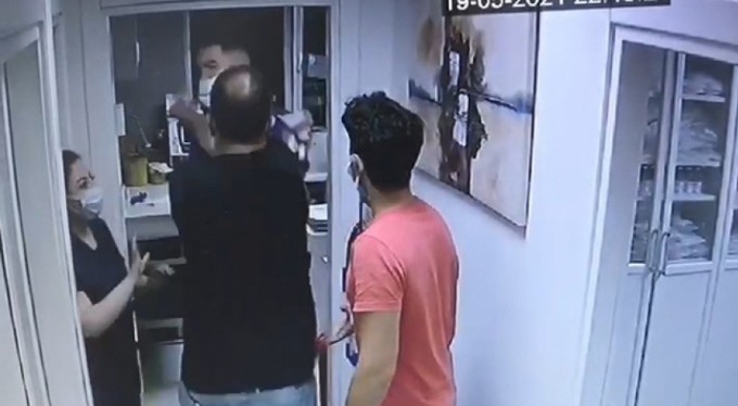 Çocuğunun canını yaktığı iddiasıyla hemşire ve doktora saldırdı