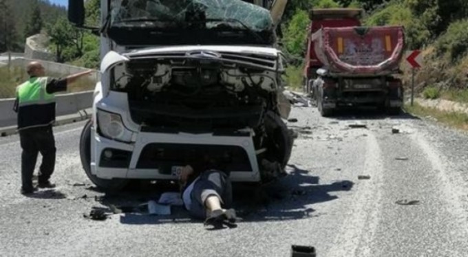 İki TIR kafa kafaya çarpıştı: 2 yaralı