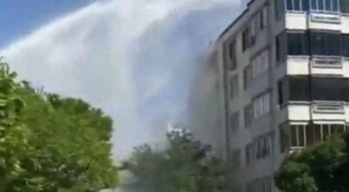 Boru patladı, tazyikli su apartman boyunu aştı